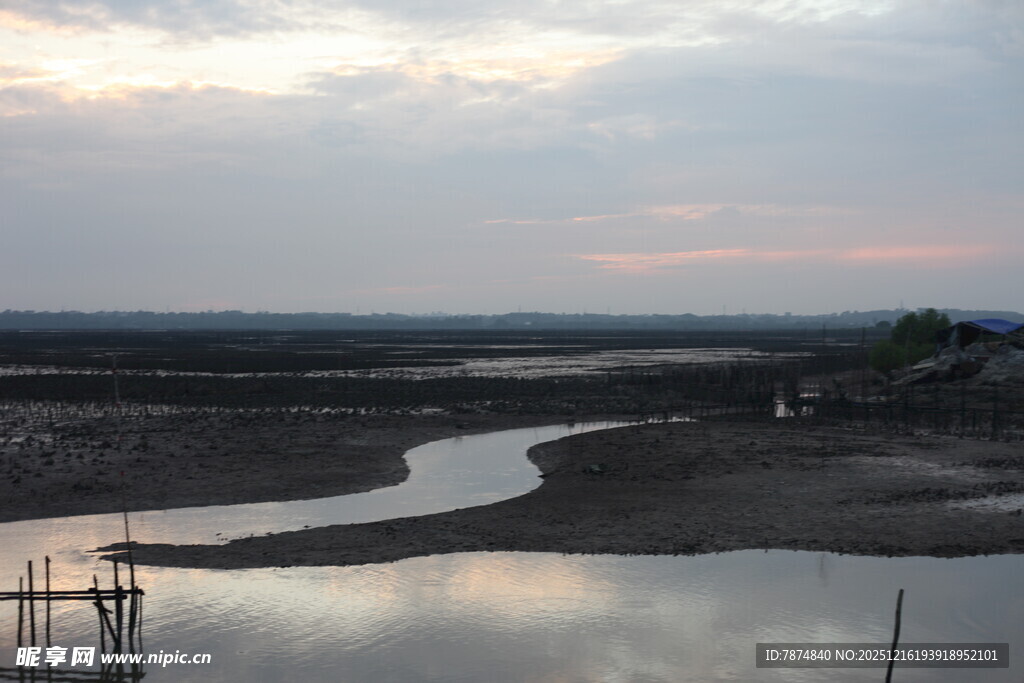 黄昏下的宁静河岸风光