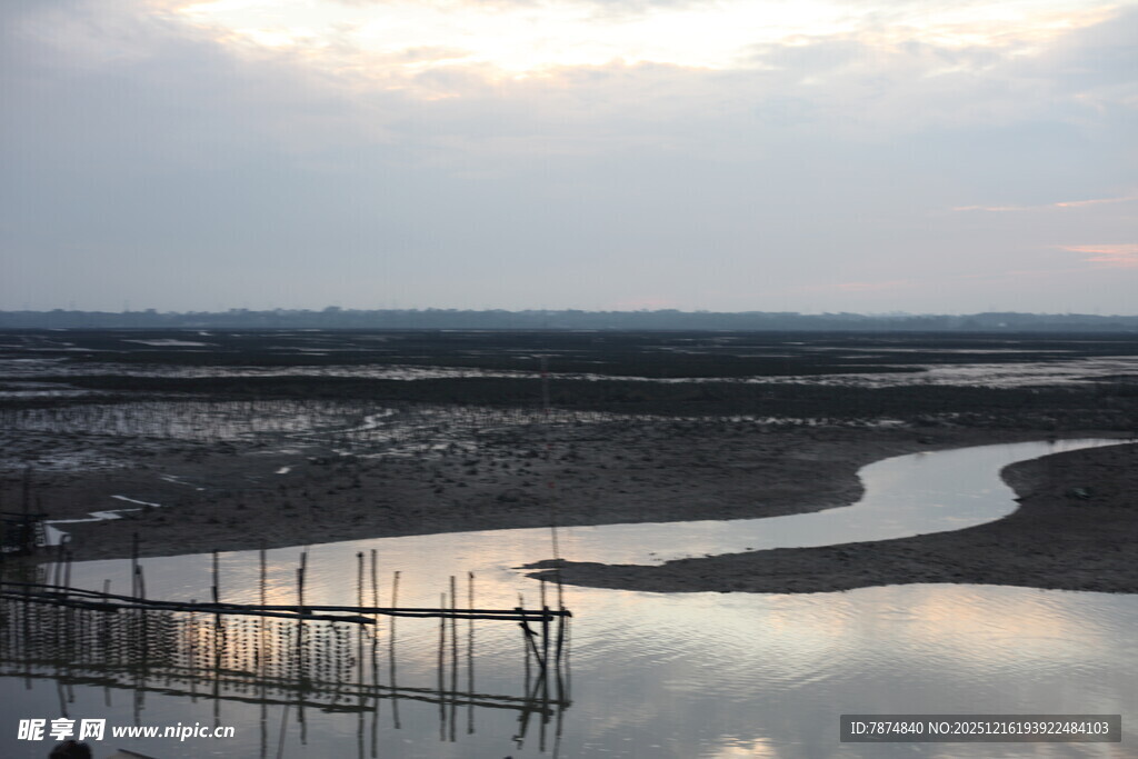 黄昏河畔的静谧水上景观