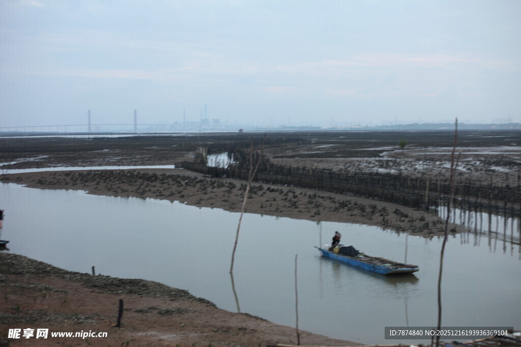河边小船的宁静景象