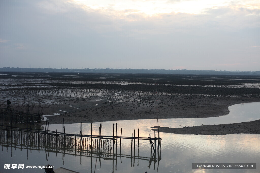 黄昏下的水边木栅栏景观