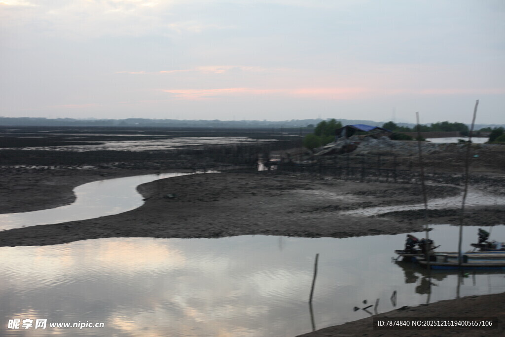黄昏河畔小船静谧景象