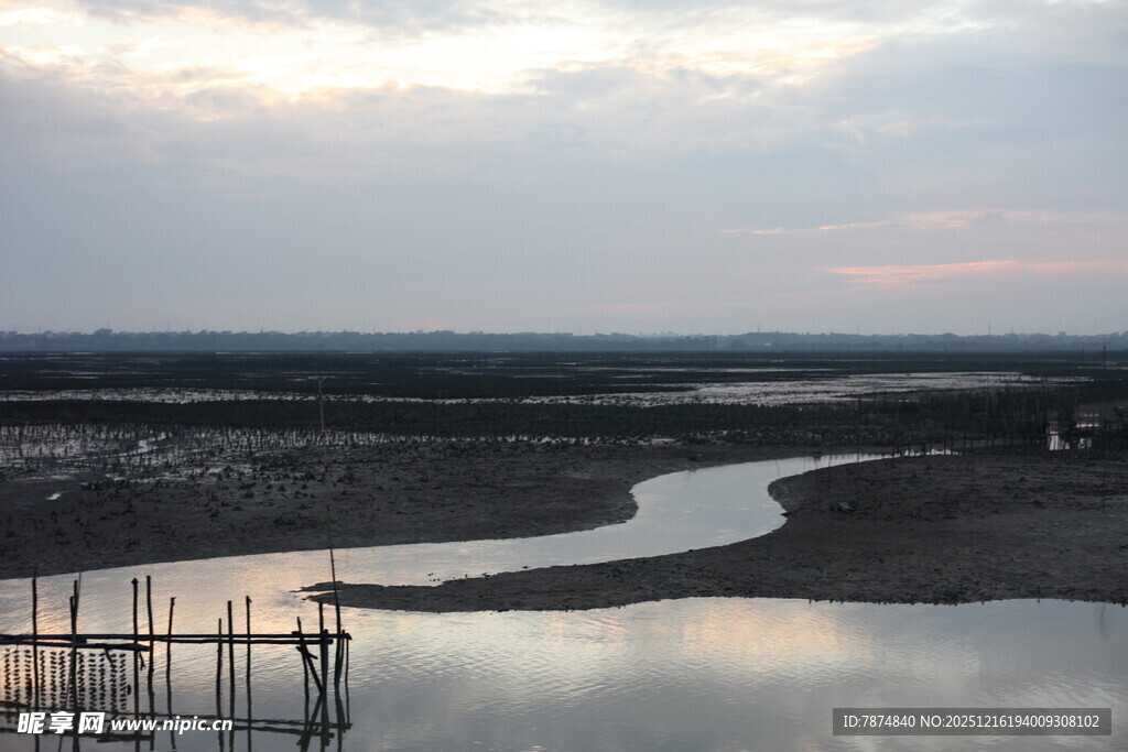 黄昏下的水域与岸边景象