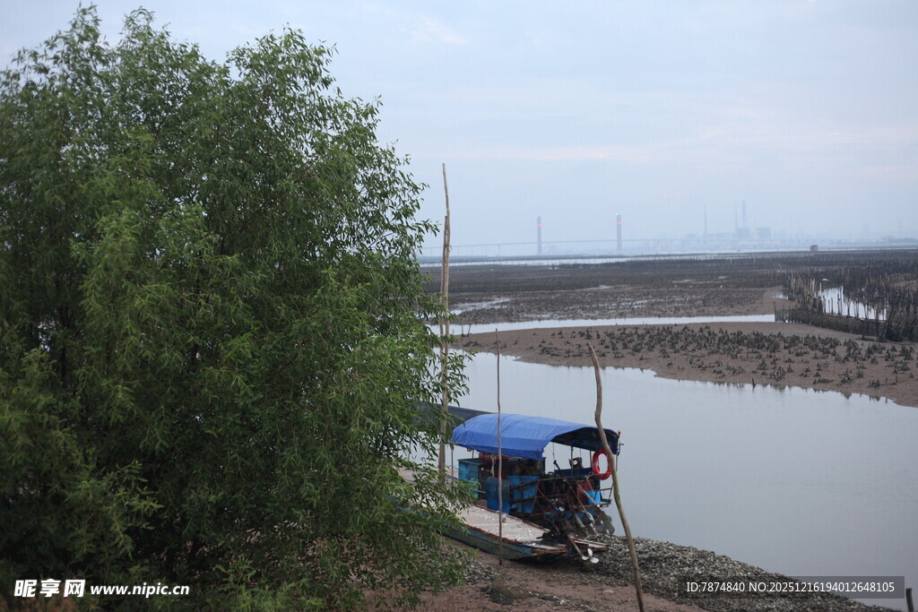 河边停泊的蓝色小船