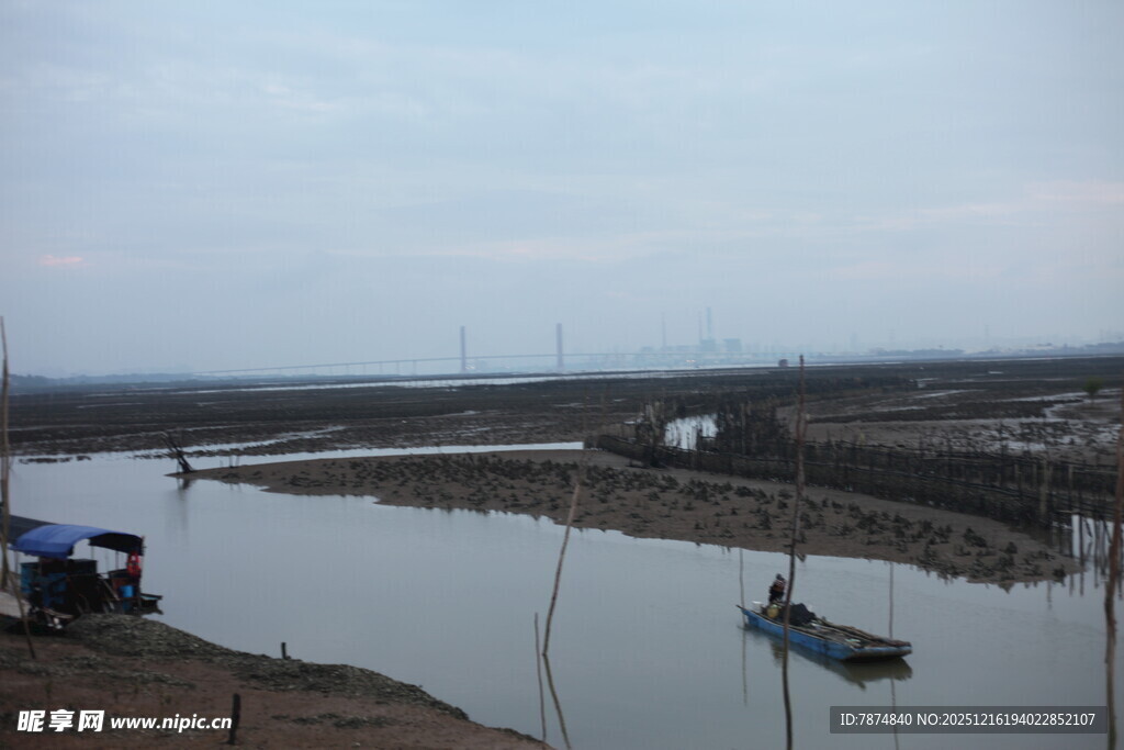 乡村河畔小船静谧景象