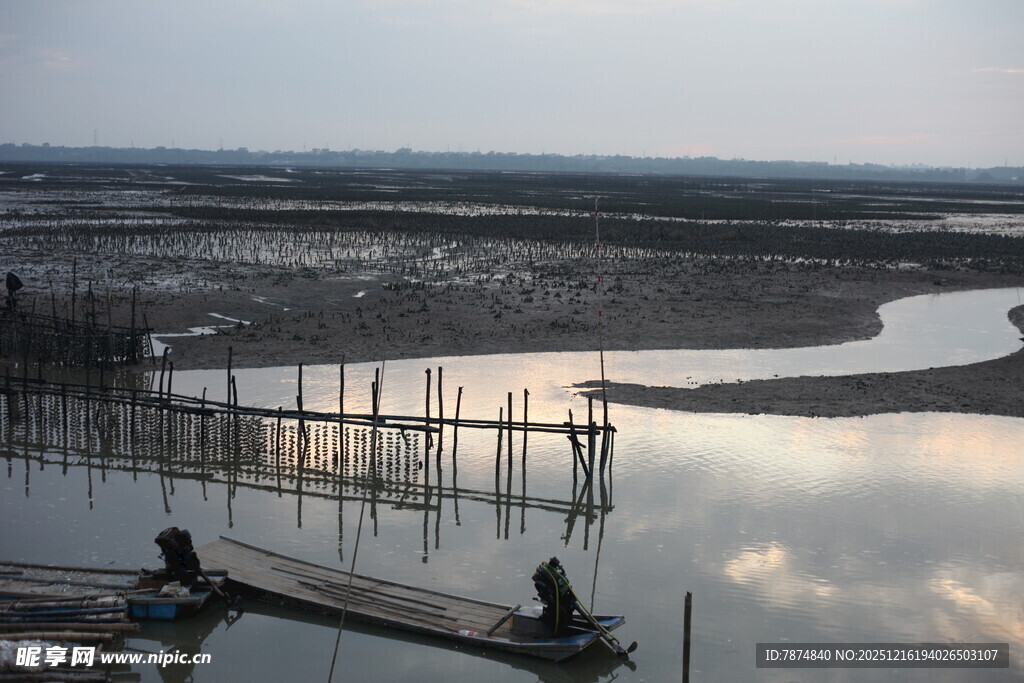 河畔暮色中的简易捕鱼场景