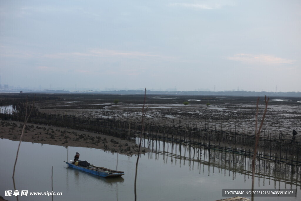 水上渔排与小船风景