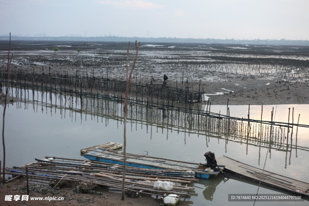 海边渔村的宁静水上景象