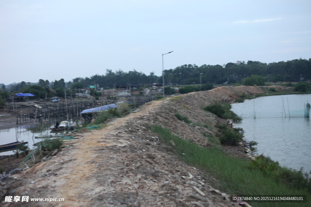 乡村河边土路风景