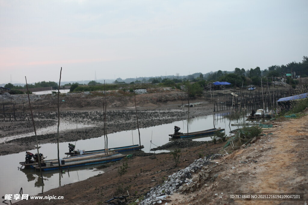 河边停泊的船只与岸景