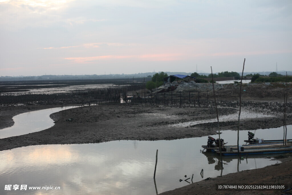 黄昏下的河畔乡村景致