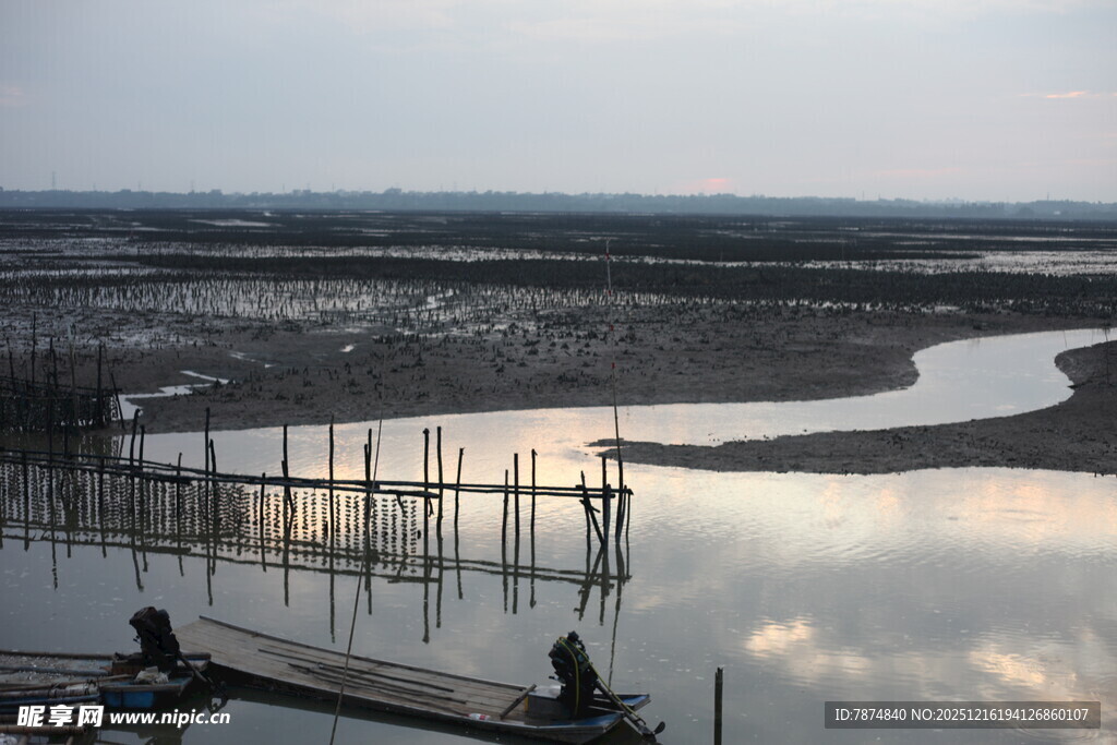 黄昏下的宁静河岸景观