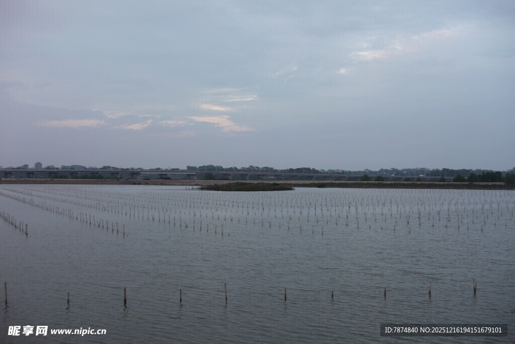 宁静水域与远方朦胧天色