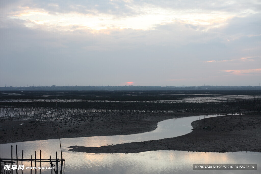 黄昏下静谧的河岸风光