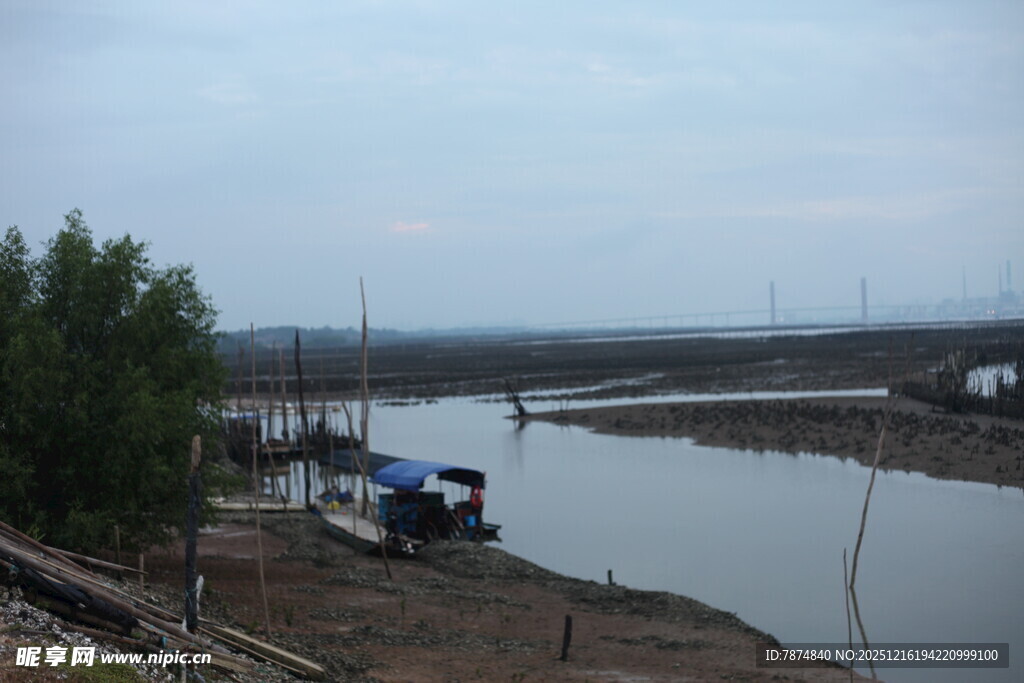 河畔船只与绿树风景