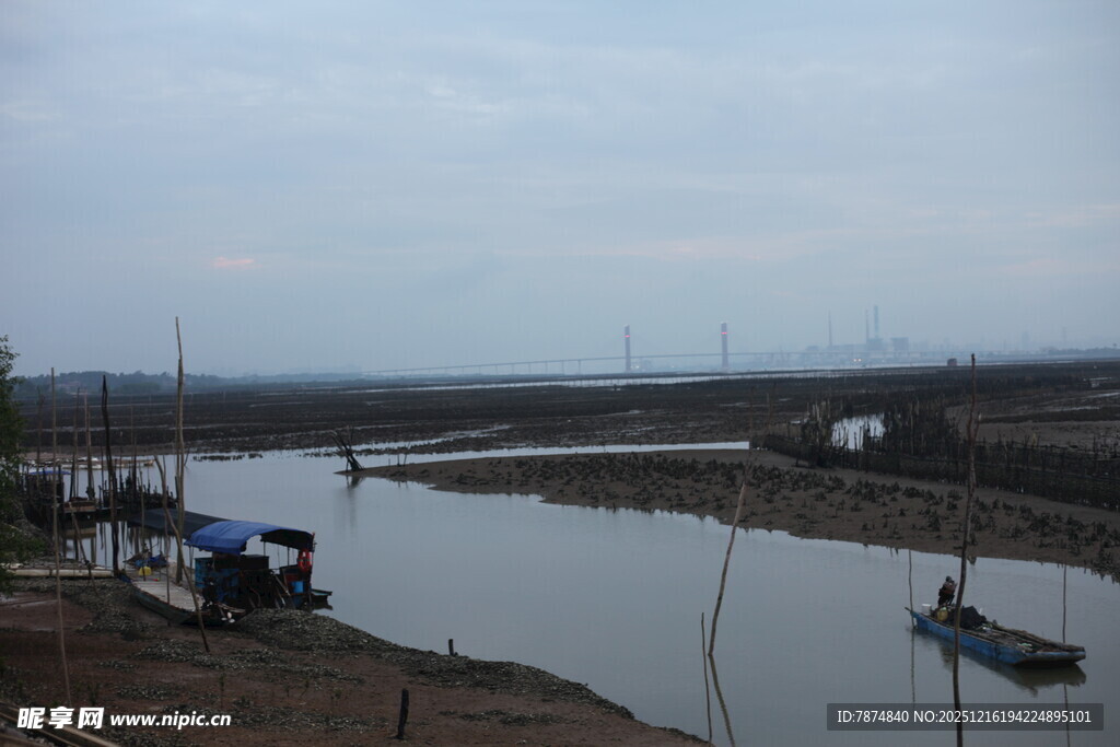 宁静河畔停泊的几艘小船