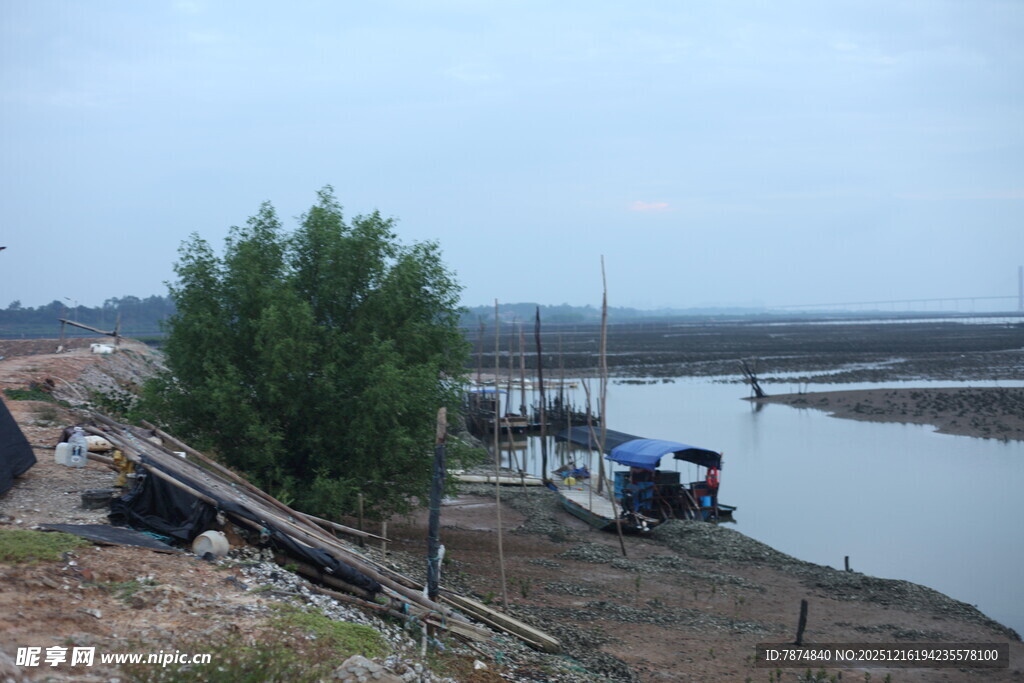 河畔码头景象