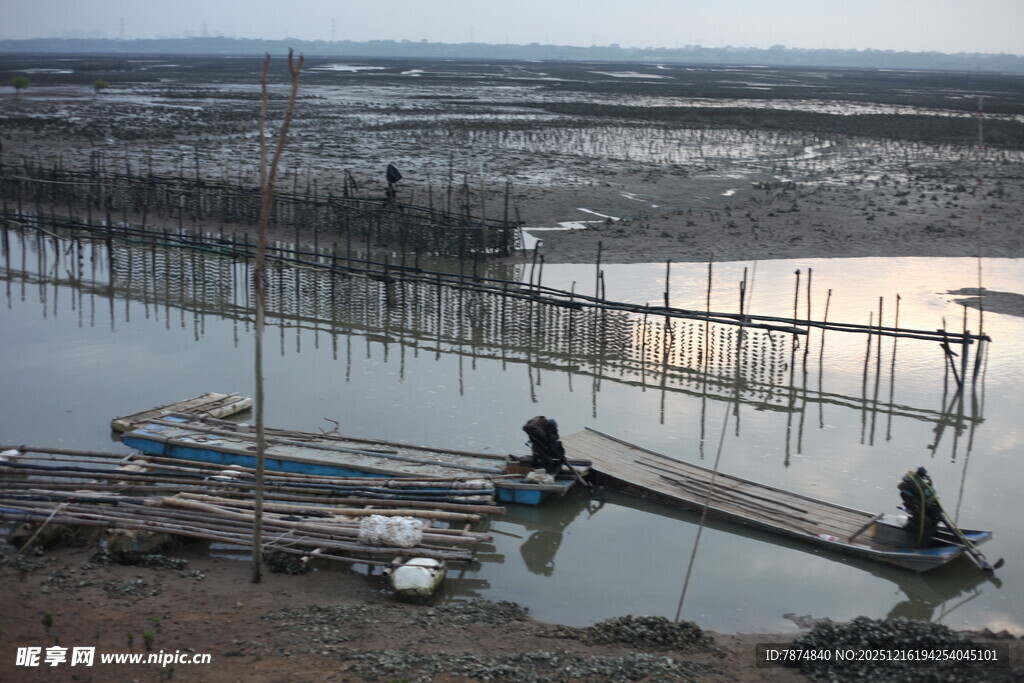 海边滩涂小船与劳作场景