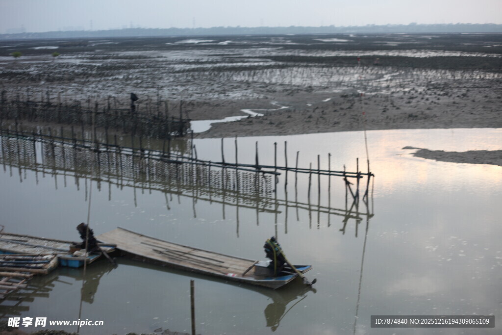 水乡木筏上的悠然时光