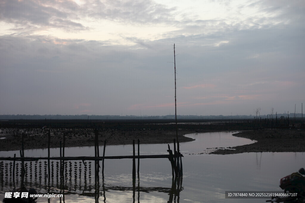 黄昏下的水边木栈道景观