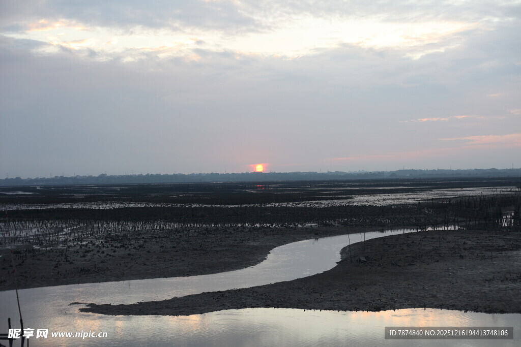 河畔夕阳下的宁静美景
