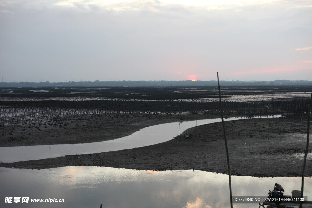 黄昏下蜿蜒河流景观