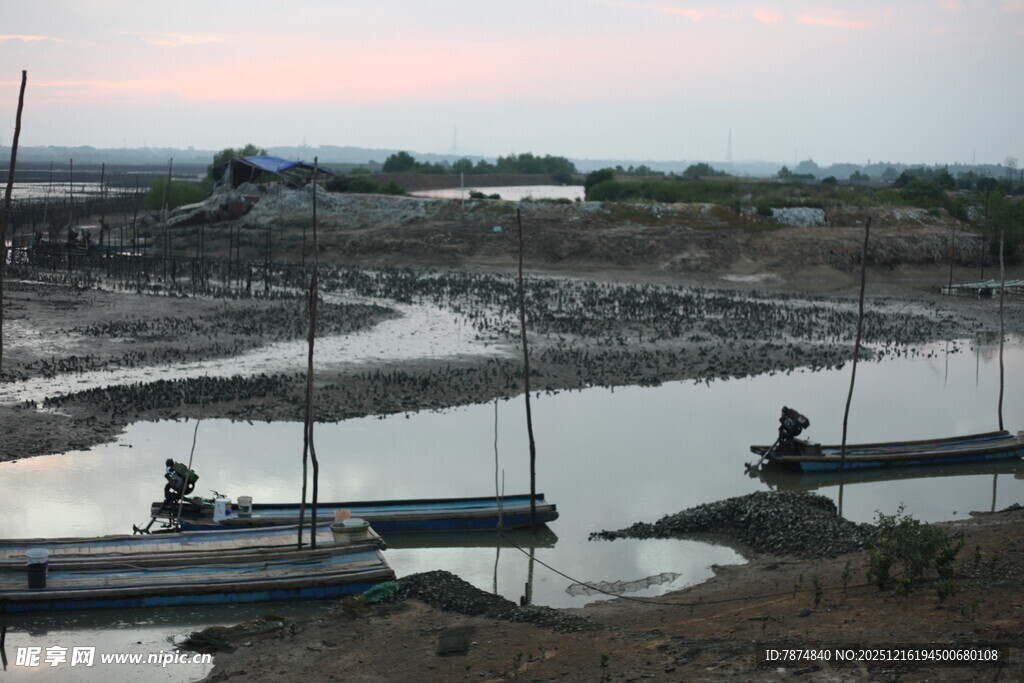 夕阳下的水乡小船景象
