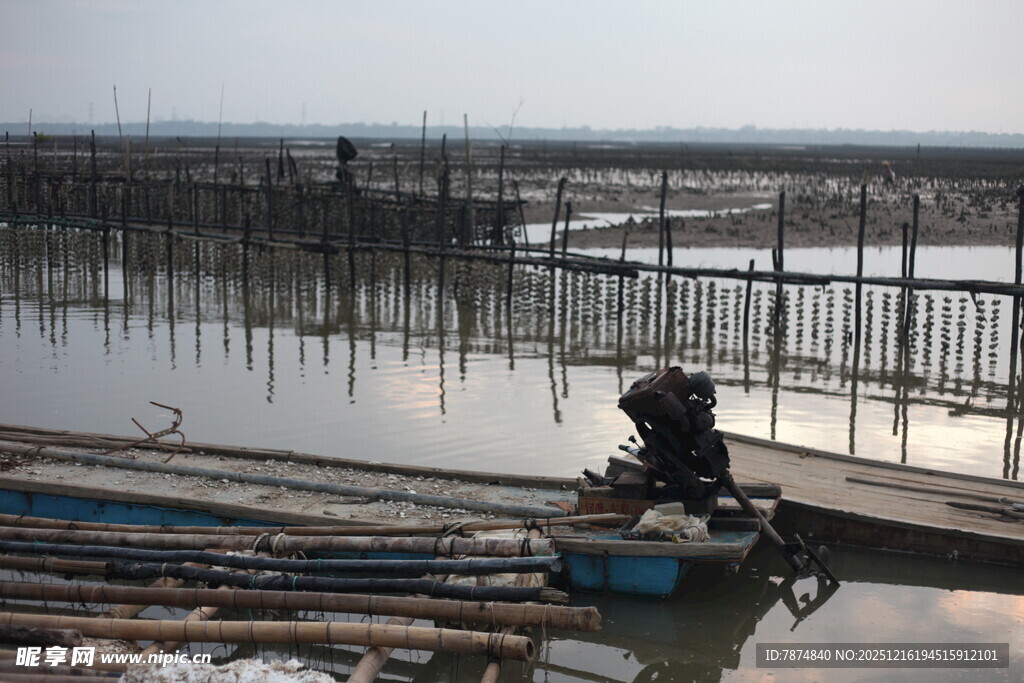 水乡渔民驾舟于养殖区