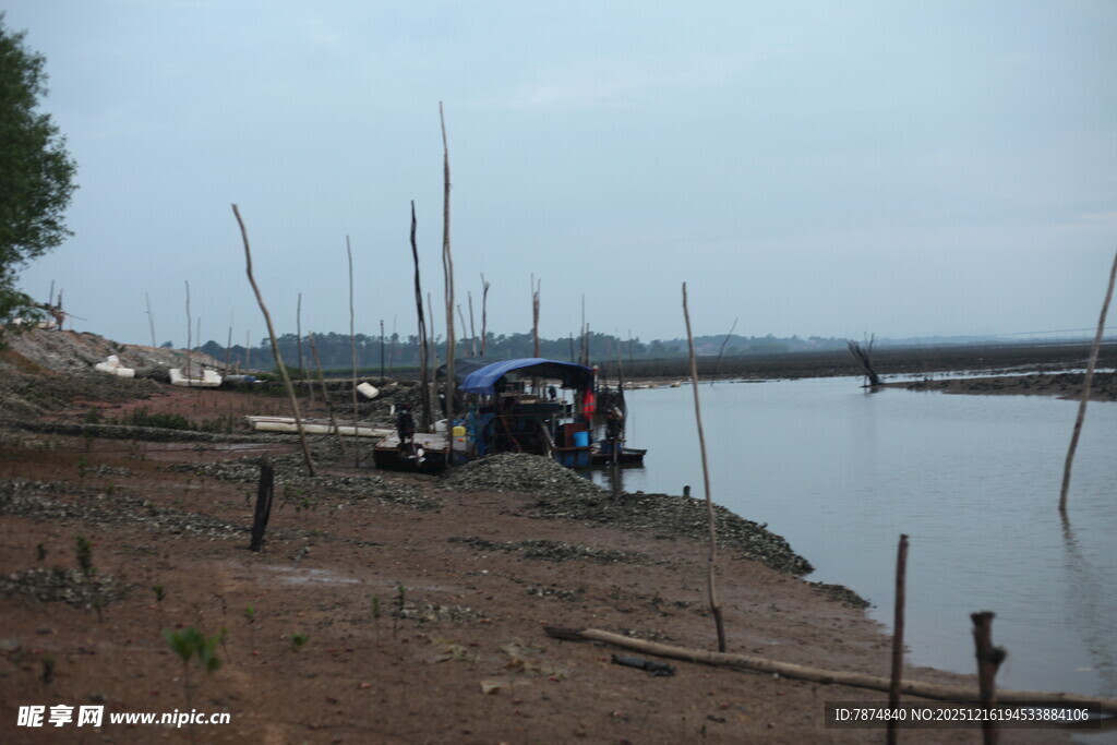 河边停泊的船只与设施