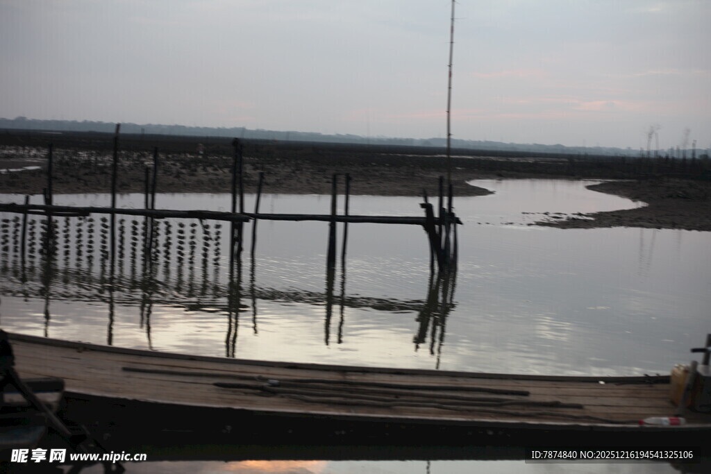 码头边的孤独身影