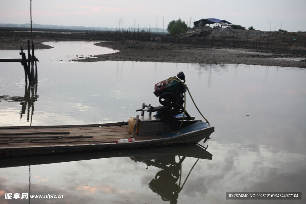 水乡船夫驾舟劳作场景