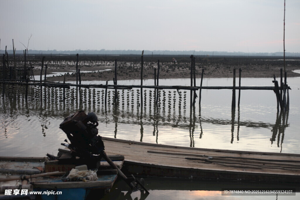 工人于盐田劳作场景