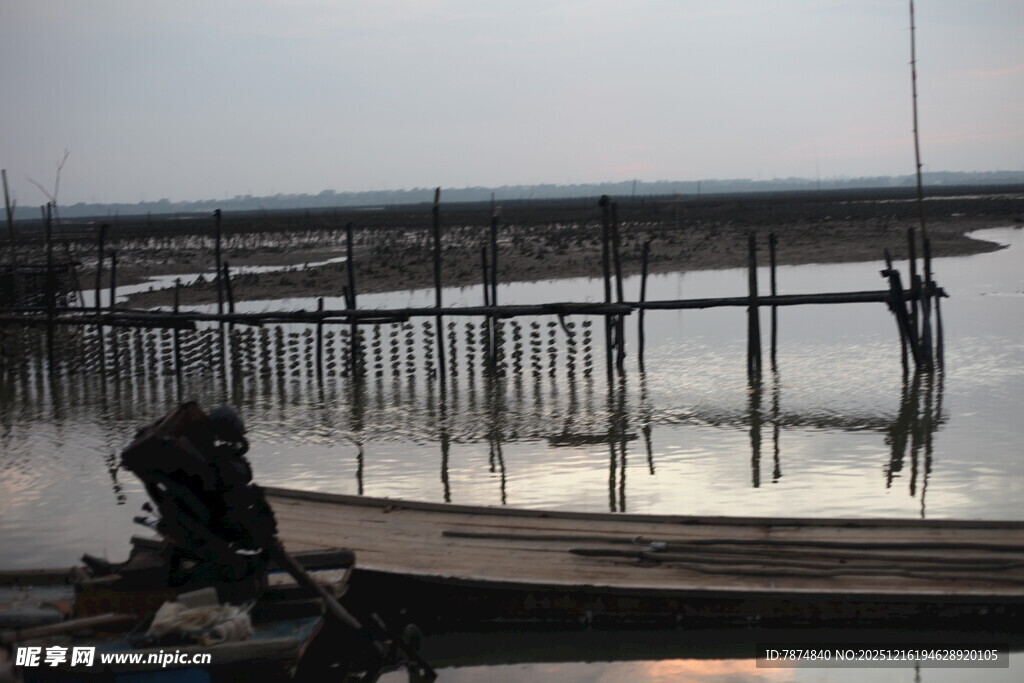 海边码头的静谧景象
