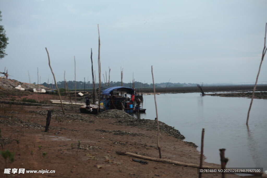 河边停泊的船只与岸景