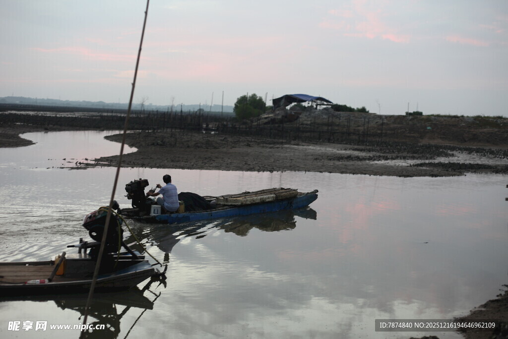 夕阳下的水边垂钓场景