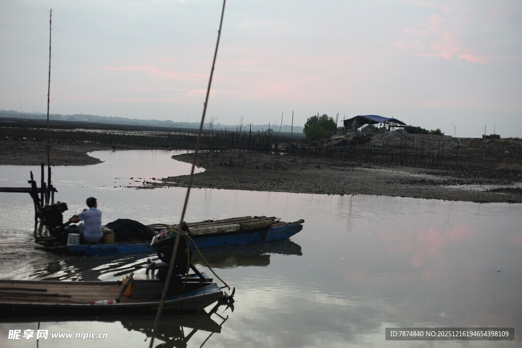 黄昏湖畔小船与垂钓者