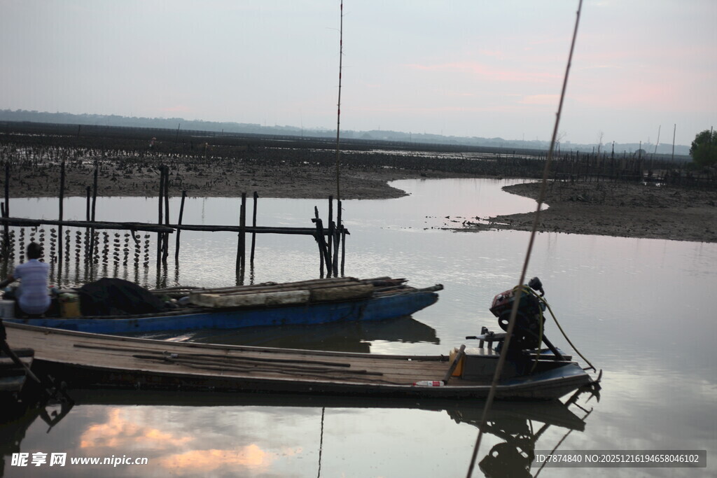 宁静湖畔停泊的几艘小船