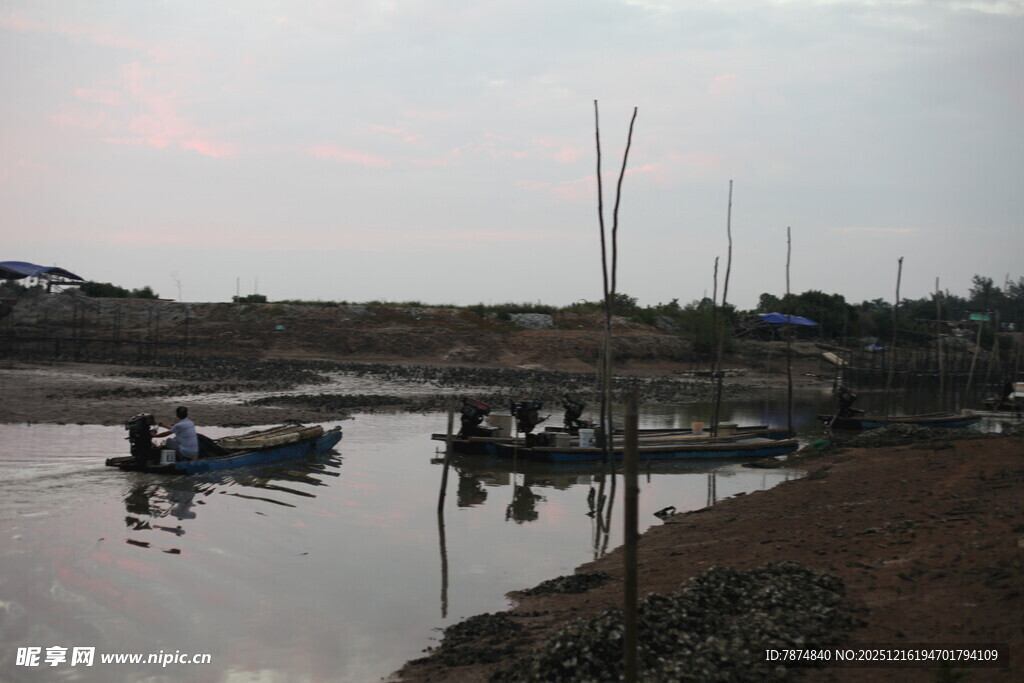 黄昏河畔小船静谧景象