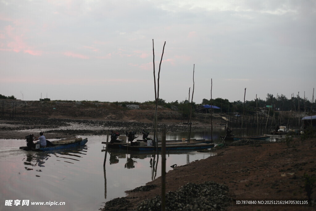 黄昏下的宁静水边场景