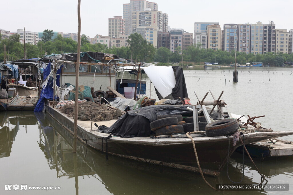 江边停泊的老旧渔船