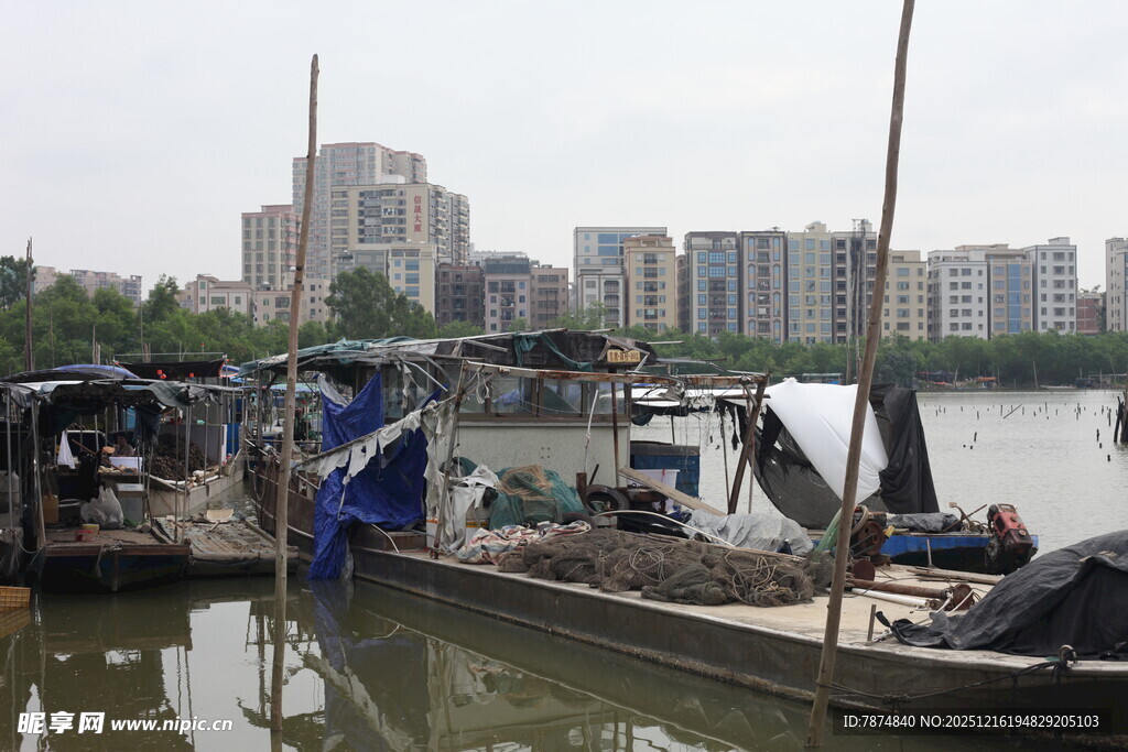 江边停泊的老旧渔船