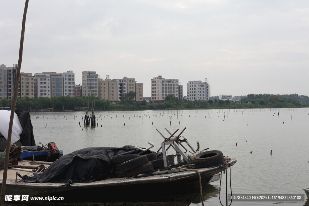 湖畔小船与远处城市景观