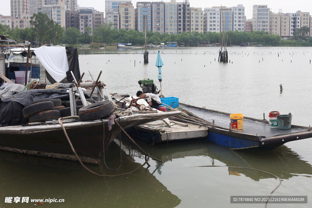 江边停泊的几艘船只