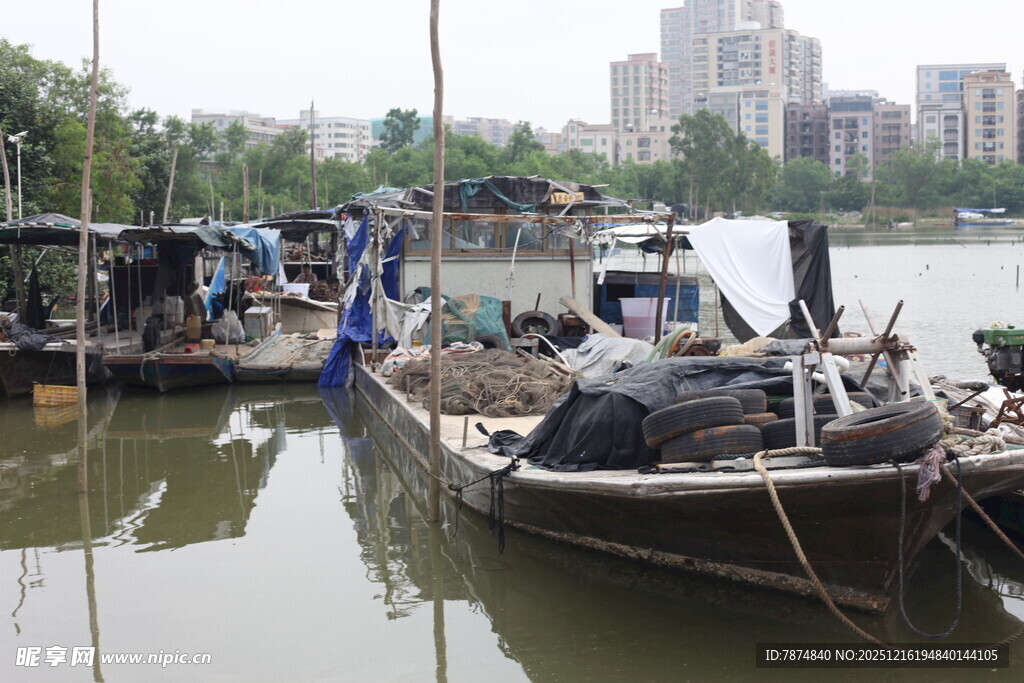 河畔停泊的老旧船只