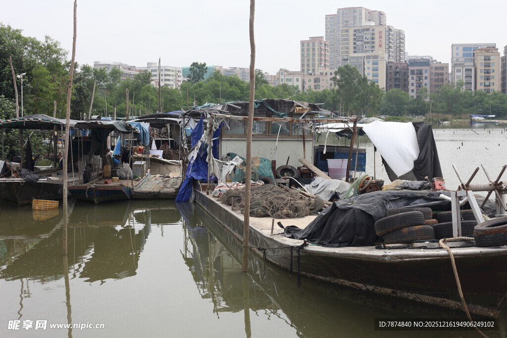 江边停泊的渔船与劳作场景