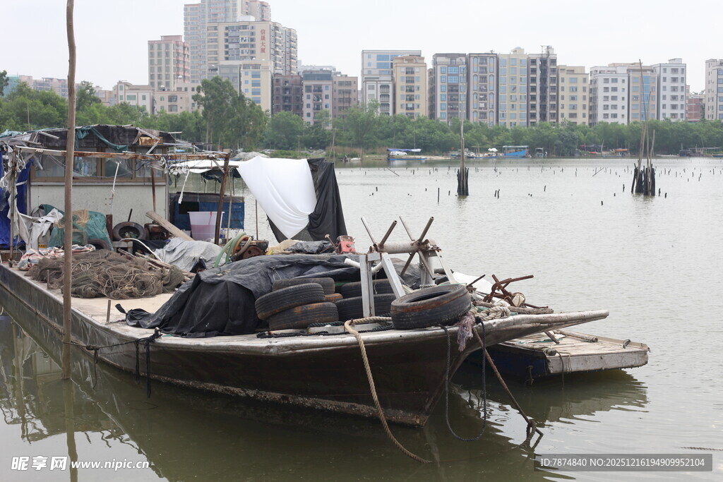 江边停泊的老旧船只