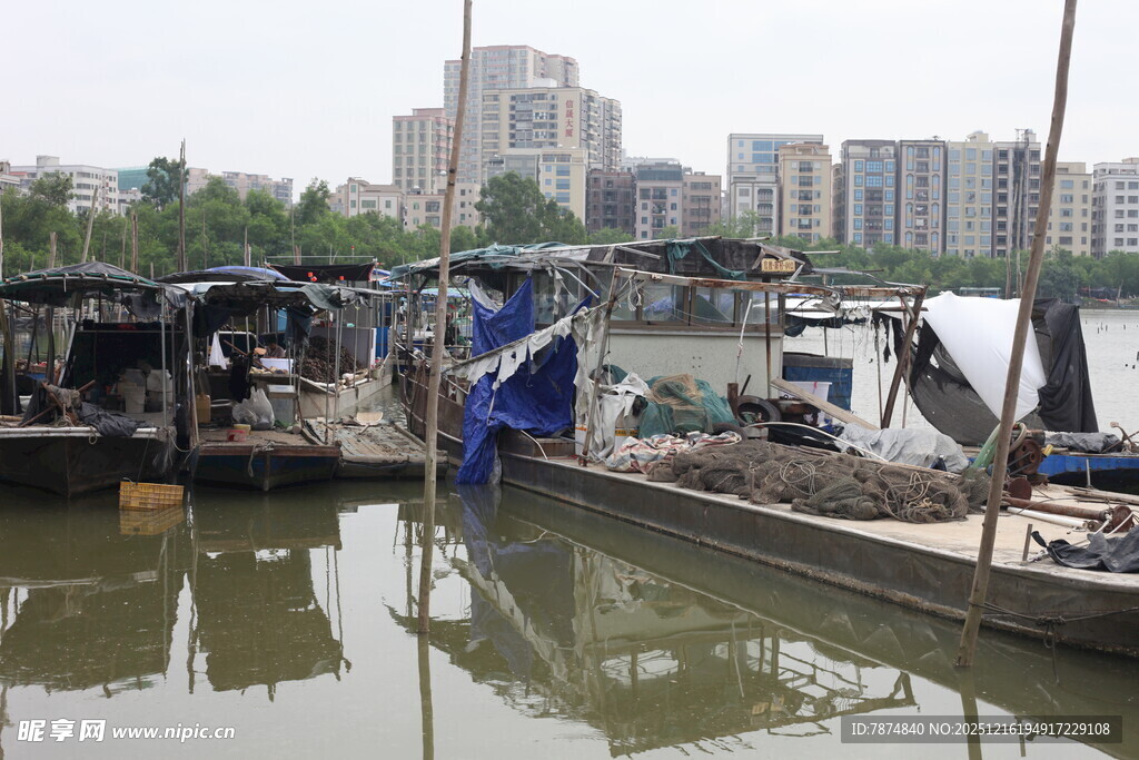 河畔停泊的老旧船只