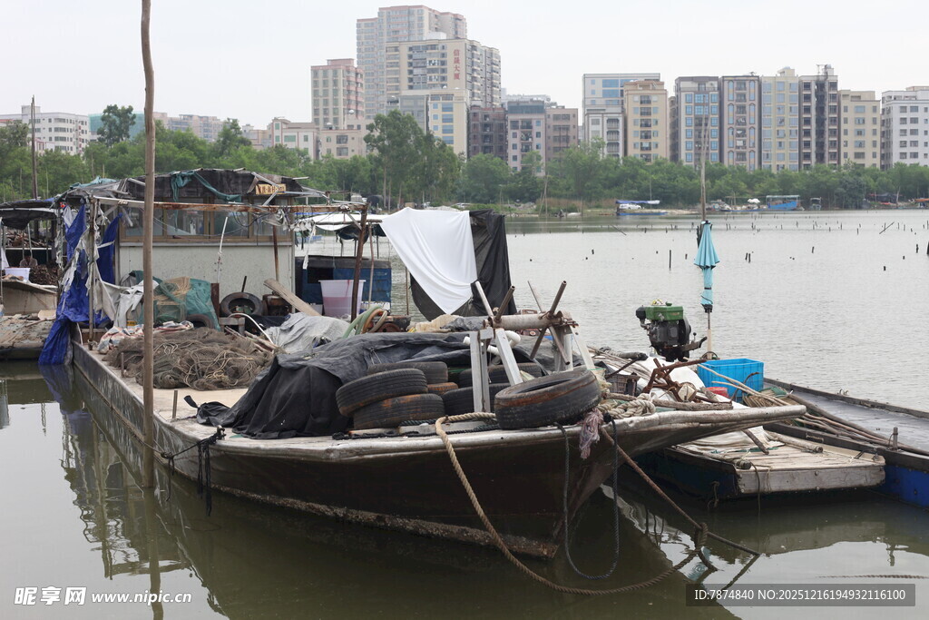 停靠岸边的破旧渔船