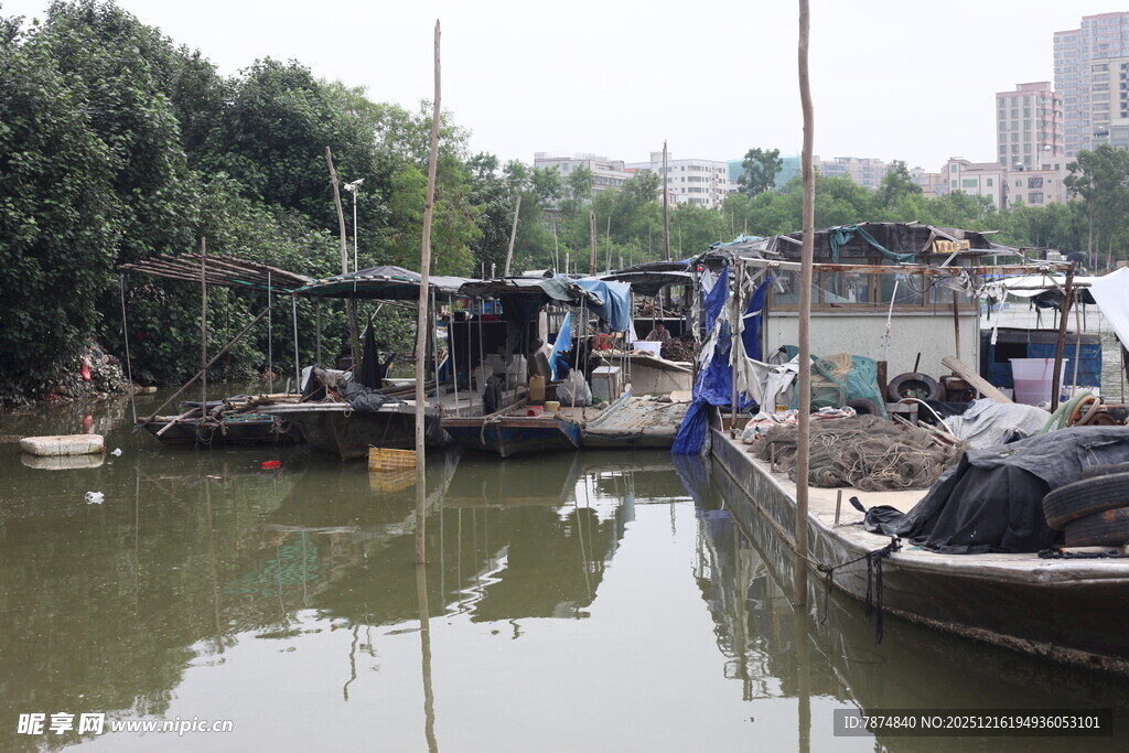 水上停泊的船只与棚屋