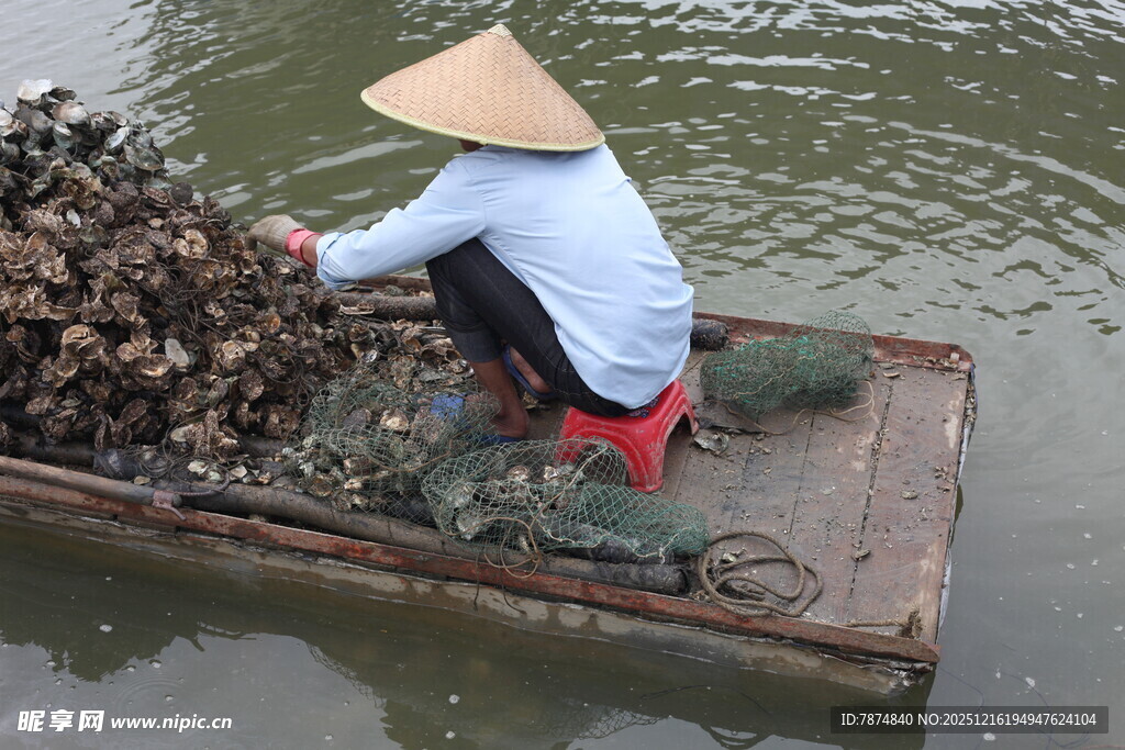 水上劳作的戴斗笠渔民