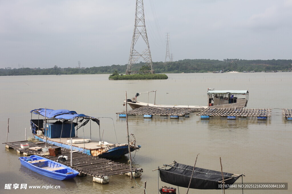江边停泊的多彩船只